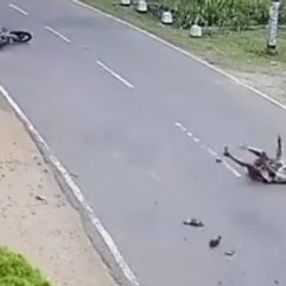 Caddenin ortasında yürüyen adama motosiklet çaptı