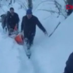 Karla kaplı yolda hastayı sedyeyle taşıdılar