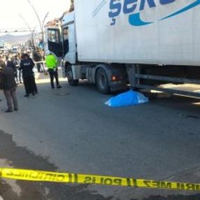 Tırın altında kalan adam hayatını kaybetti