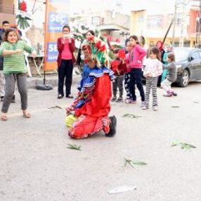 Tipini beğenmediği palyaçoyu darbetti