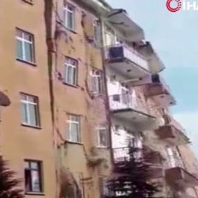 Elazığ'da hasarlı bina çöktü