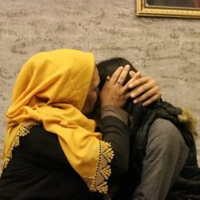 Evlat nöbeti tutan anne, kızına sarılınca bayıldı