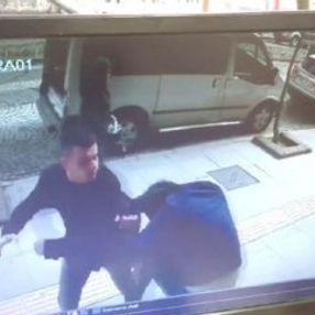 Eski okul arkadaşıyla tokalaşıp yumruklarla saldırdı