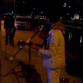 Hatay'da otomobili bağlanan müzisyenden mini konser