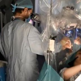 İngiltere'de beyin ameliyatı olurken keman çaldı