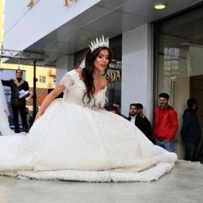 40 kilo ağırlığındaki gelinlikle yürüyemedi