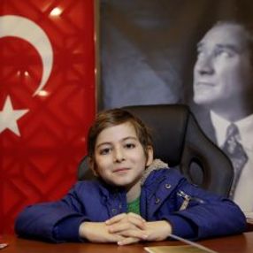 Felsefe kitapları okuyan Atakan'ın hedefi büyük