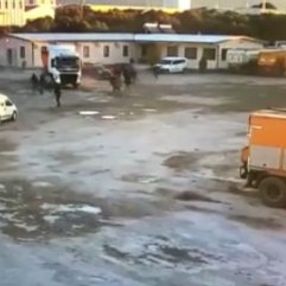 İzmir'de mesai arkadaşlarının üzerine tır sürdü