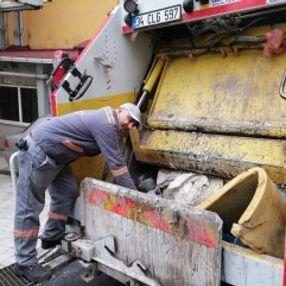 Şişli'de çöp konteynerinden yeni doğmuş bebek çıktı
