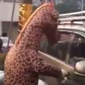 Koronavirüsten zürafa kostümüyle korunmaya çalışan Çinli