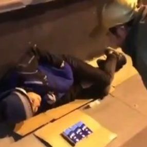 Yerde yatan Suriyeli çocukla dalga geçti