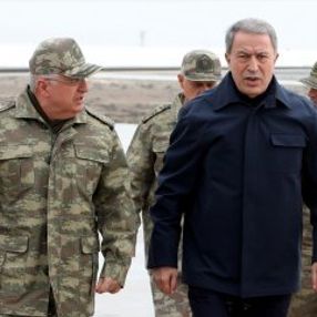 Akar ve komutanlar Suriye sınırında