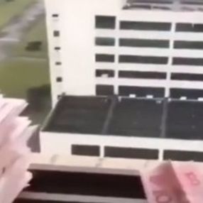 Vuhanlılar paralarını uçak yapıp camdan attı