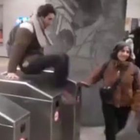 Üniversite öğrencisi gençlerden ulaşım zammı protestosu