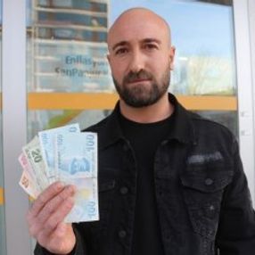 ATM'nin verdiği fazla parayı bankaya teslim etti