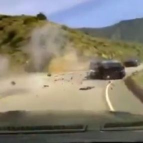 Hızını alamadı, motosiklete çarptı