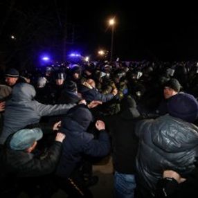Ukrayna'da halk Çin'den tahliye edilenleri protesto etti