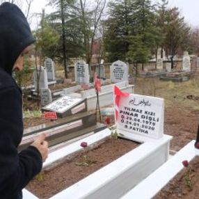 Miraç'ın babası doğum gününde mezarına gitti