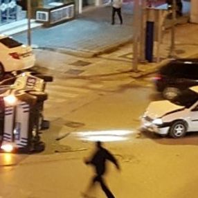 Kırmızı ışıkta geçti, polis aracına çarptı