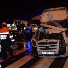 Minibüs, kırmızı ışıkta duran kamyona çarptı: 13 yaralı