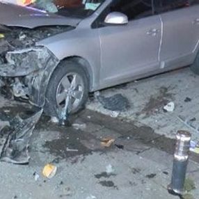 Bağdat Caddesi'nde bankta oturan çifte otomobil çarptı