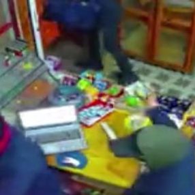 Adana'da maskeli şahıslar marketi gasbetti