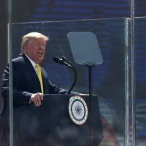 Trump, Hindistan'da 100 bin kişiye seslendi