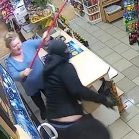 Silahlı hırsızı süpürgeyle kovaladı