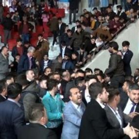 Sunucu, kavgayı durdurmak için İstiklal Marşı söyledi