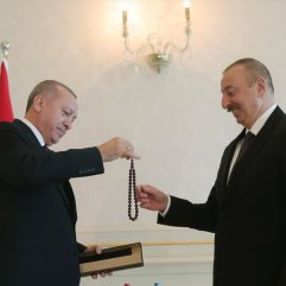 Cumhurbaşkanı Erdoğan, Aliyev'e tespih hediye etti