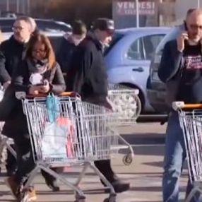 İtalya'da market önlerinde koronavirüs kuyruğu