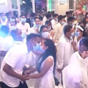 Filipinler'de 200 çift dünyaevine maskeyle girdi