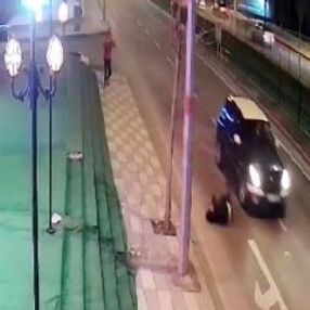 Suriyeli, otomobilin önüne atlayarak intihara kalkıştı