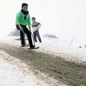 Bitlis'te demir ve tahtadan kayak takımı yapan çocuklar