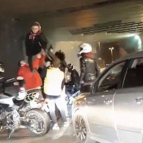 İstanbul'da asker eğlencesi düzenleyen grup yolu kapattı