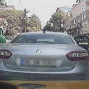 Otomobilin ön koltuğundaki çantayı çalan hırsız yakalandı