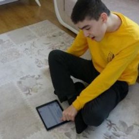 Serebral palsi hastası Ali, tek parmağıyla kitap yazdı