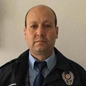 Polis kıyafetiyle otostop çeken emekli polise gözaltı