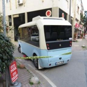 Kadıköy'de güzergah dışına çıkan minibüs kadına çarptı
