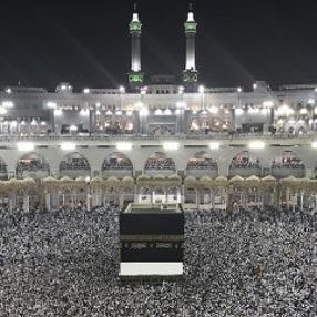 Suudi Arabistan umre ziyaretlerini askıya aldı