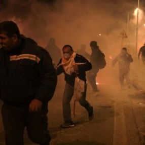 Yunanistan'da ada halkı göçmen kampları için sokakta