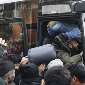 Mülteciler akın akın sınıra doğru gidiyor