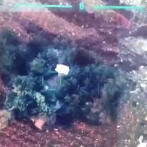 Kamufle olmaya çalışan rejim tankı vuruldu