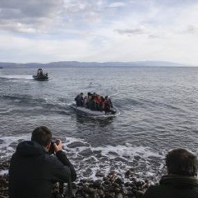 Mülteciler adalara ayak bastı