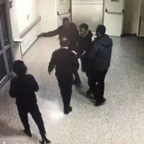 Sivas'ta hasta yakınları, güvenlik görevlilerini darbetti