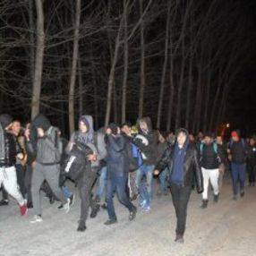 Göçmenler Yunanistan'a geçmek için sınıra yürüyor