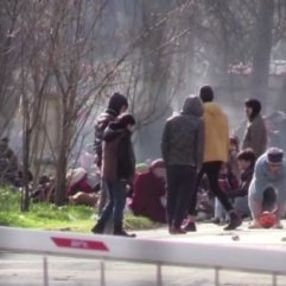 Sınırda bekleyen göçmenler top oynayarak zaman geçirdi