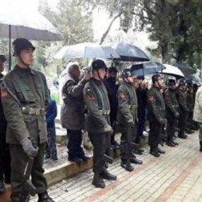 Osmaniye şehidini uğurlarken, askerlere sevgi seli