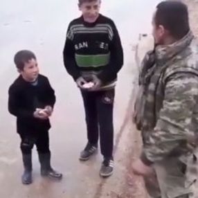 Suriye'de ekmeğini çocuklarla paylaşan Türk asker