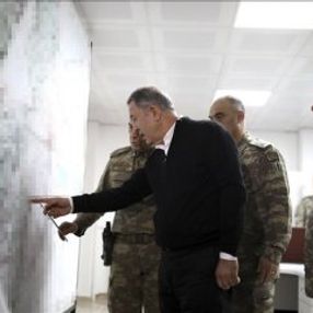 Hulusi Akar Suriye sınırında incelemelerde